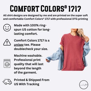 Pu&ograve; includere: Una t-shirt a maniche corte color rosso scuro a tinta unita realizzata in 100% cotone americano filato ad anello. Il testo sull'immagine recita COMFORT COLORS 1717, specificando che il capo &egrave; una t-shirt unisex, lavabile in lavatrice e stampata DTG.