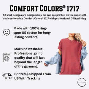 Op de afbeelding: Een rood T-shirt gemaakt van 100% ringgesponnen Amerikaanse katoen. Het shirt is machinewasbaar en heeft een professionele printkwaliteit die langer meegaat dan de lengte van het kledingstuk. Het shirt wordt gedrukt en verzonden vanuit de VS met track & trace. COMFORT COLORS&reg; 1212