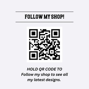 Op de afbeelding: Zwart-witte QR-code met de tekst "FOLLOW MY SHOP!" erboven en "HOLD QR CODE TO Follow my shop to see all my latest designs." eronder.