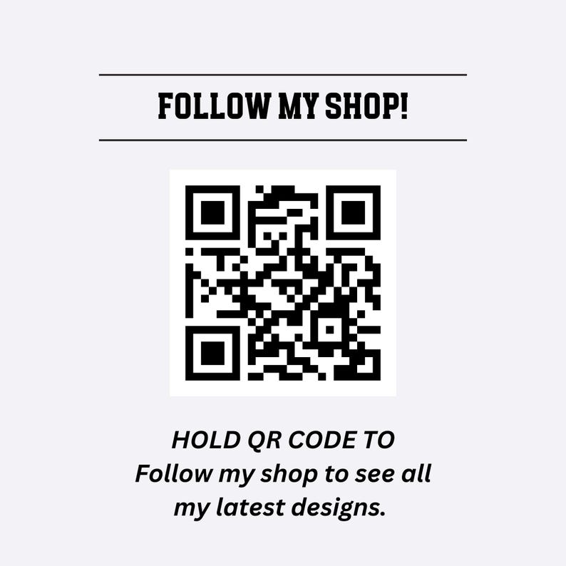 Op de afbeelding: Zwart-witte QR-code met de tekst "FOLLOW MY SHOP!" erboven en "HOLD QR CODE TO Follow my shop to see all my latest designs." eronder.