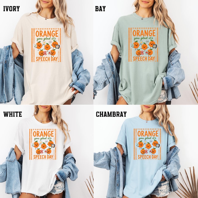 Pu&ograve; includere: Quattro magliette a maniche corte nei colori avorio, bay, bianco e chambray. Ogni maglietta presenta una stampa grafica di arance cartoon con il testo ORANGE you glad it's SPEECH DAY. Una giacca di jeans blu &egrave; appoggiata sulle spalle di ogni maglietta.