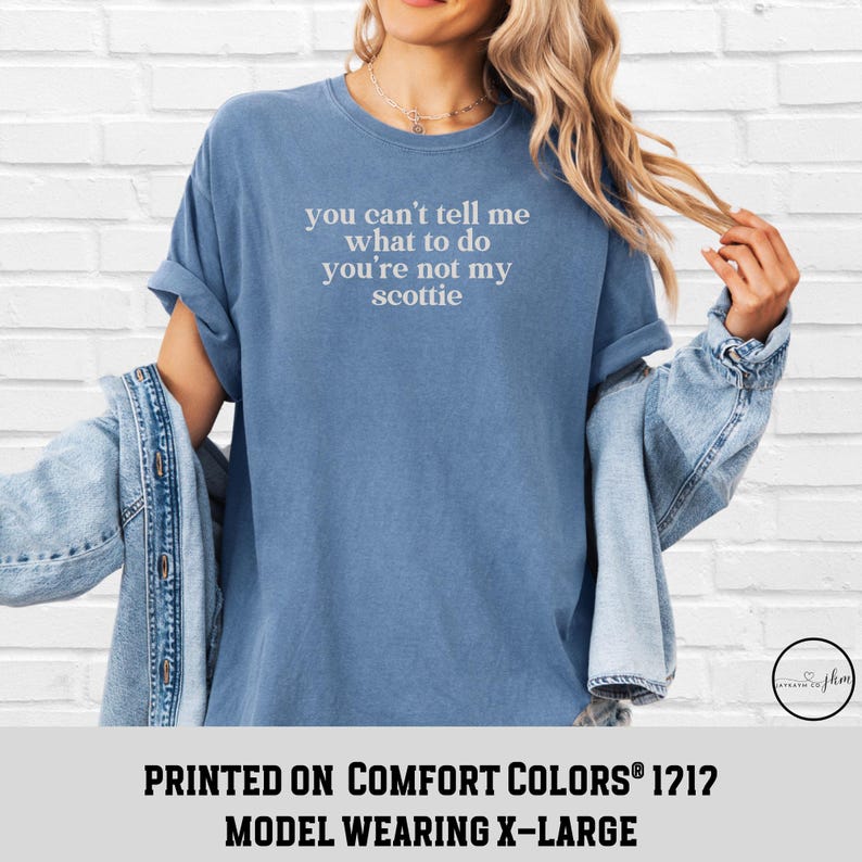 Puede incluir: Camiseta azul con el texto blanco "you can't tell me what to do you're not my scottie". La camiseta es un modelo Comfort Colors 1212, talla X-Large. La persona lleva una chaqueta vaquera.