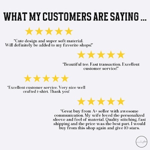 Pu&ograve; includere: Un grafico intitolato WHAT MY CUSTOMERS ARE SAYING che mostra quattro file di cinque stelle gialle che rappresentano le recensioni dei clienti. Il testo include testimonianze che lodano il design della maglietta, la morbidezza e il servizio.