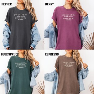 Puede incluir: Cuatro camisetas en diferentes colores: pimienta, baya, abeto azul y espresso. Cada camiseta tiene el texto "you can't tell me what to do you're not my scottie" impreso en blanco. Las camisetas son de manga corta y de corte holgado.