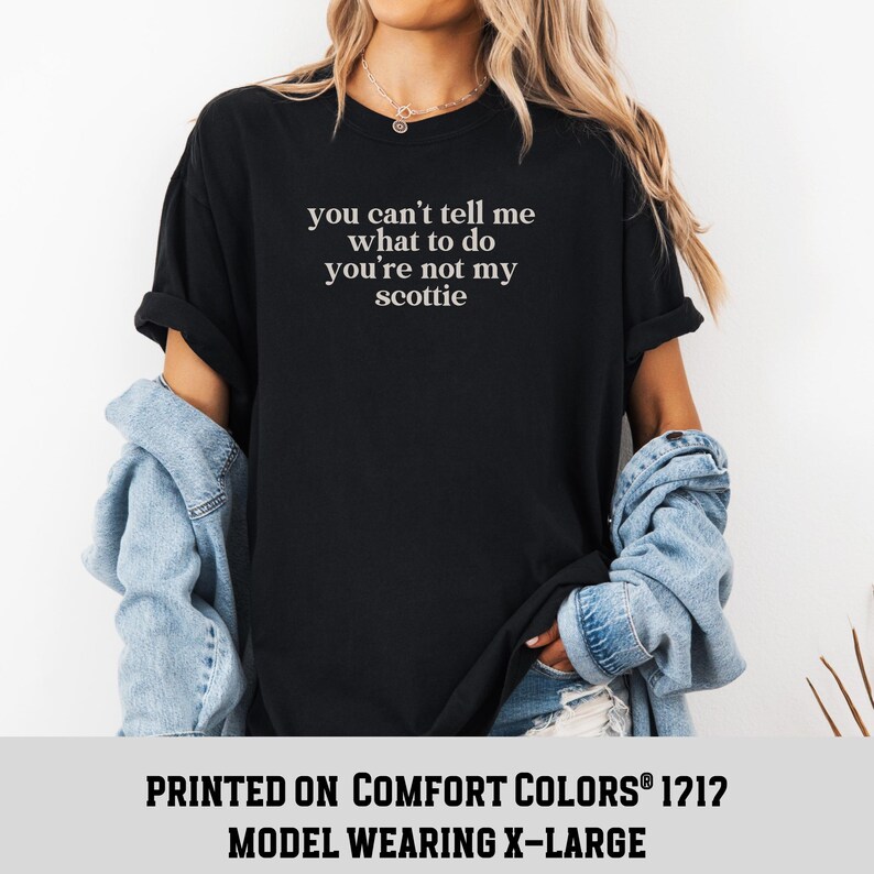 Puede incluir: Camiseta negra con texto blanco: "you can't tell me what to do you're not my scottie." La camiseta es un modelo Comfort Colors 1212. La modelo lleva una talla X-Large.