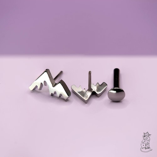 Clous d'oreilles montagne en titane, bijoux montagne punaises, labret cartilagineux à dos plat, cadeau pour amoureux de la montagne, vendu à l'unité