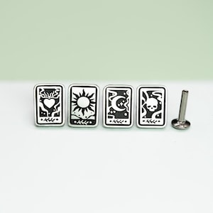 Kleiner Titan Tarot-Karten-Ohrstecker mit flacher Rückseite, hypoallergener medizinischer Push-Pin, Schicksalskarten Knorpel Tragus Stud, einzeln erhältlich