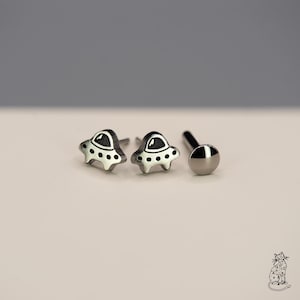 Pendiente de botón OVNI, pendiente de nave espacial hecho a mano, OVNI de titanio de grado implante sin rosca, labio de cartílago con parte posterior plana, se vende por unidad.