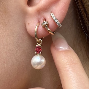 14K Solid Gold Pearl Ohrringe mit Rubin, Rubin Huggie Creolen, Brautschmuck für die Braut, Juli Birthstone Geschenk, echte Süßwasser Perle Drop
