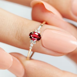 Bague de fiançailles rubis ovale en or 14 carats, vraie pierre rouge, pierres latérales diamant, bague de promesse art déco, cadeau de pierre de naissance de juillet, bijoux délicats