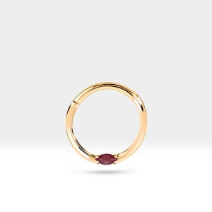 Può includere: Orecchino a cerchio in oro con una singola pietra rossa.