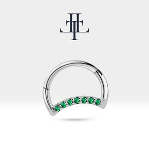 Piercing de argola com design de lua e mini piercing de granada verde em ouro maciço 14K para cartilagem com clicker 16G (1,2 mm) e 10 mm de diâmetro externo | LC00045G