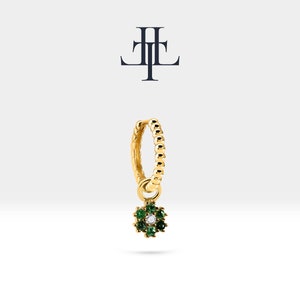 Brincos de argola delicados em forma de flor, pingente de flor de diamante e granada verde, brinco de ouro sólido amarelo 14K, brinco de haste de contas