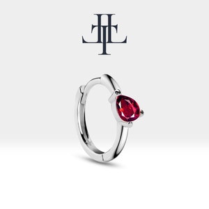 Drop Cut Rubin Ohrring mit Kreuz Stehendes Design Huggies Hoop Einzelohrring in 14K Gelb-Weiß-Rose Massivgold Ohrläppchen | LE00023R