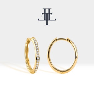 Orecchini a cerchio con diamanti in oro massiccio 14K Orecchini Huggies con diamanti grandi-medi-piccoli Orecchini a cerchio con diamanti per lei / LE00035D