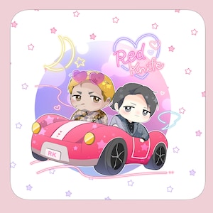以下が含まれることがあります： ピンク色の車に乗った2人のキャラクターを描いた漫画のイラスト。テキスト「Red Knife」はハートの中にあります。背景は紫、青、ピンクの混合で、星と月のアクセントがあります。