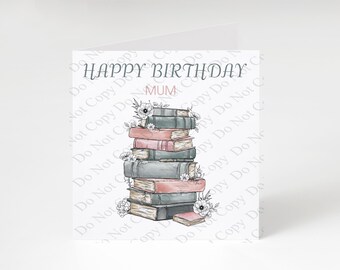 Pode incluir: Um cartão de felicitações branco com o texto HAPPY BIRTHDAY MUM em letras cinzentas e cor-de-rosa. A ilustração central mostra uma pilha vertical de livros em tons de cinzento e rosa seco, acentuada com pequenos desenhos florais a preto e branco.