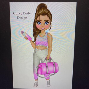Może przedstawiać: Ilustracja Curvy Body Design przedstawiająca kobietę w r&oacute;żowo-szarym stroju sportowym trzymającą butelkę wody i r&oacute;żową torbę sportową.