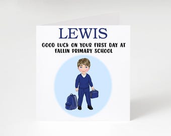 Pode incluir: Um cartão de felicitações branco com uma ilustração de desenho animado de um jovem estudante com uniforme azul, mochila e lancheira. O texto diz: LEWIS GOOD LUCK ON YOUR FIRST DAY AT FALLIN PRIMARY SCHOOL. Design sobre um oval azul claro.