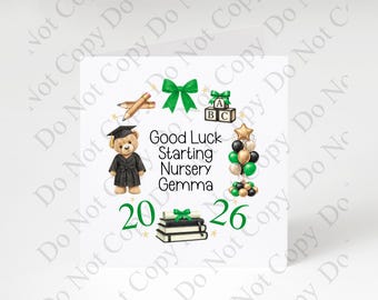 Pode incluir: Um cartão de felicitações quadrado com um urso de peluche com capelo e toga, lápis, blocos de letras, uma pilha de livros e balões. O texto diz Good Luck Starting Nursery Gemma 2026, decorado com um laço verde.