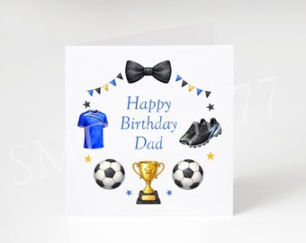 Pode incluir: Um cartão de felicitações quadrado com fundo branco e o texto Happy Birthday Dad em azul. O design inclui uma gravata borboleta preta, bandeirolas azuis e pretas, uma camisola de futebol azul, chuteiras pretas, duas bolas e um troféu dourado.