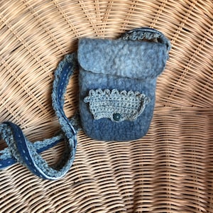 Bolso bandolera pequeño de fieltro teñido con plantas índigo. Materiales 100 % naturales, hecho a mano de forma sostenible con lana virgen.