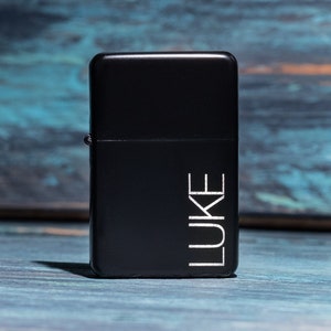 Personalisiertes graviertes schwarzes Feuerzeug, kundenspezifisches Valentinstagsgeschenk für ihn für Raucher