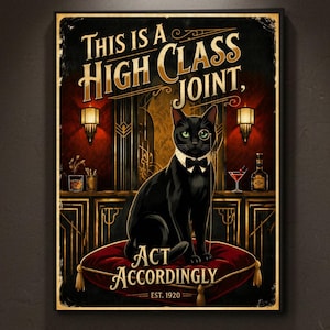 K&ouml;nnte beinhalten: Gerahmter Kunstdruck mit einer schwarzen Katze mit Fliege und Monokel, die auf einem roten Kissen sitzt. Der Druck zeigt den Text "This is a High Class Joint, Act Accordingly, Est. 1920". Der Hintergrund ist eine stilisierte Barszene.