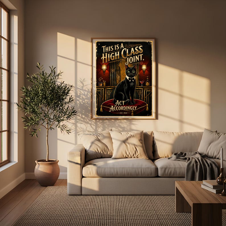 K&ouml;nnte beinhalten: Ein gerahmtes Vintage-Poster mit einer schwarzen Katze mit Fliege und dem Text "This is a High Class Joint. Act Accordingly." Das Kunstwerk ist in einem Wohnzimmer mit beigem Sofa, Holztisch und Topfpflanze ausgestellt, was eine Retro-Atmosph&auml;re schafft.