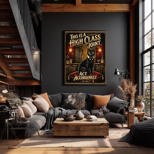 K&ouml;nnte beinhalten: Ein gerahmtes Vintage-Poster mit einer schwarzen Katze mit Fliege, die auf einem roten Kissen sitzt. Das Poster zeigt den Text "THIS IS A HIGH CLASS JOINT, ACT ACCORDINGLY" mit goldenen dekorativen Elementen.