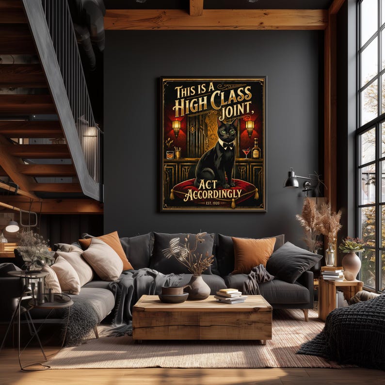 K&ouml;nnte beinhalten: Ein gerahmtes Vintage-Poster mit einer schwarzen Katze mit Fliege, die auf einem roten Kissen sitzt. Das Poster zeigt den Text "THIS IS A HIGH CLASS JOINT, ACT ACCORDINGLY" mit goldenen dekorativen Elementen.