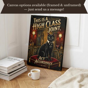 K&ouml;nnte beinhalten: Gerahmter Leinwanddruck mit einer schwarzen Katze mit Fliege und Monokel, die auf einem roten Kissen sitzt. Der Druck lautet: "THIS IS A HIGH CLASS JOINT, ACT ACCORDINGLY EST. 1920". Der Hintergrund zeigt eine Vintage-Barszene.