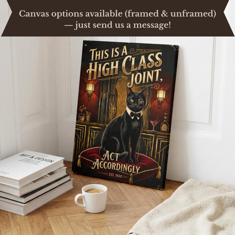K&ouml;nnte beinhalten: Gerahmter Leinwanddruck mit einer schwarzen Katze mit Fliege und Monokel, die auf einem roten Kissen sitzt. Der Druck lautet: "THIS IS A HIGH CLASS JOINT, ACT ACCORDINGLY EST. 1920". Der Hintergrund zeigt eine Vintage-Barszene.