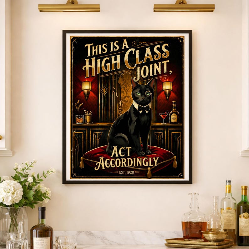 K&ouml;nnte beinhalten: Gerahmter Kunstdruck mit einer schwarzen Katze mit Monokel und Fliege auf einem roten Kissen. Der Druck lautet "THIS IS A HIGH CLASS JOINT, ACT ACCORDINGLY" in goldener Schrift, vor einem Vintage-Bar-Hintergrund.