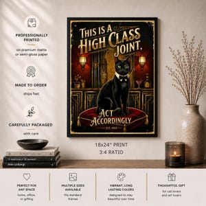 K&ouml;nnte beinhalten: Ein gerahmter Kunstdruck mit einer schwarzen Katze im Smoking und Monokel, die auf einem roten Kissen sitzt. Der Druck lautet: "This is a High Class Joint, Act Accordingly." Der Druck ist 45,72 x 60,96 cm gro&szlig;.