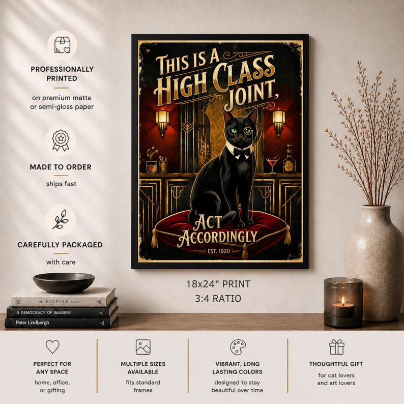 K&ouml;nnte beinhalten: Ein gerahmter Kunstdruck mit einer schwarzen Katze im Smoking und Monokel, die auf einem roten Kissen sitzt. Der Druck lautet: "This is a High Class Joint, Act Accordingly." Der Druck ist 45,72 x 60,96 cm gro&szlig;.