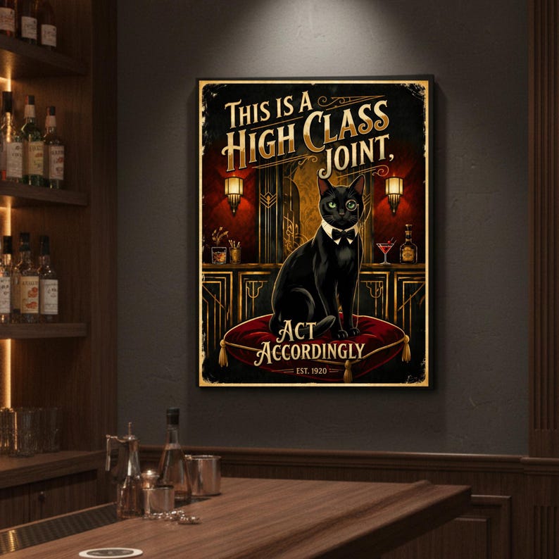 K&ouml;nnte beinhalten: Gerahmter Kunstdruck mit einer schwarzen Katze mit Fliege und Monokel, die auf einem roten Kissen sitzt. Der Druck zeigt den Text "This is a High Class Joint, Act Accordingly, Est. 1920". Der Hintergrund ist eine stilisierte Barszene.