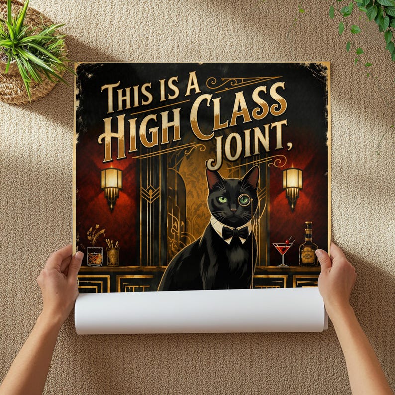 K&ouml;nnte beinhalten: Poster mit einer schwarzen Katze mit Monokel und Fliege, in einer Vintage-Bar. Der Text lautet "This is a High Class Joint". Das Kunstwerk hat einen Retro-Art-Deco-Stil mit warmen Farben.