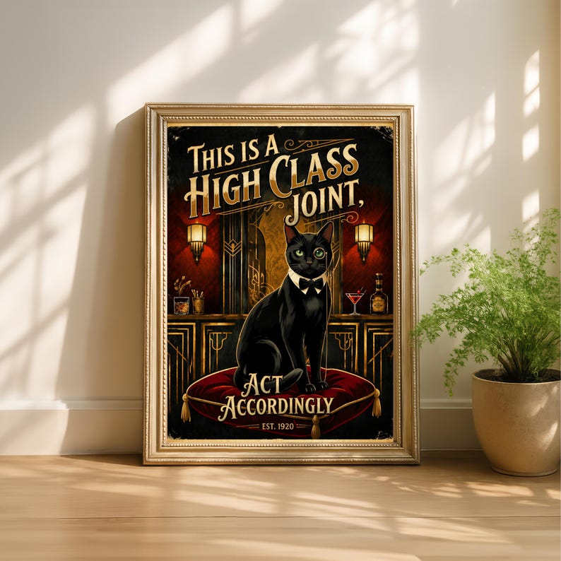 K&ouml;nnte beinhalten: Gerahmter Kunstdruck mit einer schwarzen Katze mit Fliege und Monokel, die auf einem roten Kissen sitzt. Der Druck zeigt den Text "THIS IS A HIGH CLASS JOINT, ACT ACCORDINGLY" in Gold, mit "EST. 1920" darunter.