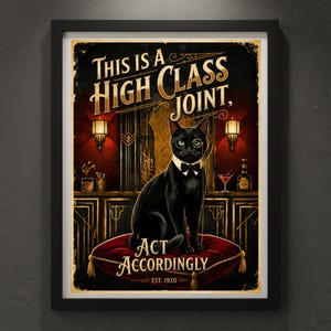 K&ouml;nnte beinhalten: Gerahmter Vintage-Print mit einer schwarzen Katze mit Monokel und Fliege, die auf einem roten Kissen sitzt. Der Druck enth&auml;lt den Text: "This is a High Class Joint, Act Accordingly, Est. 1920."