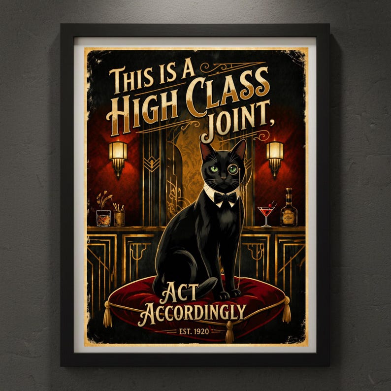 K&ouml;nnte beinhalten: Gerahmter Vintage-Print mit einer schwarzen Katze mit Monokel und Fliege, die auf einem roten Kissen sitzt. Der Druck enth&auml;lt den Text: "This is a High Class Joint, Act Accordingly, Est. 1920."