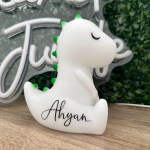 Luz de noche para niños con forma de dinosaurio personalizada, para dormitorio infantil, portátil, funciona con pilas, regalo de cumpleaños, regalo personalizado