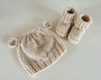 ¡Nuevo! Conjunto de botitas y gorro de osito de peluche. Patrón de tejido para recién nacido en PDF en inglés. Para principiantes, de 0 a 3 y de 3 a 6 meses. Fácil de seguir. Descarga.
