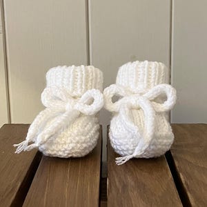 Patrón de tejido para patucos de bebé con lazo para recién nacidos a 6 meses, para principiantes, patrón fácil de tejer, vuelta a vuelta, en inglés, PDF, descarga. Calcetines de bebé tejidos. imagen 3