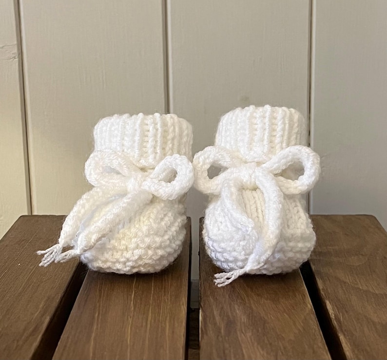 Patrón de tejido para patucos de bebé con lazo para recién nacidos a 6 meses, para principiantes, patrón fácil de tejer, vuelta a vuelta, en inglés, PDF, descarga. Calcetines de bebé tejidos. imagen 3