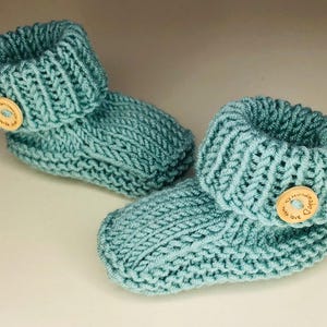 Strickanleitung für Babyschuhe (PDF) Traditionelles Design, leicht verständliche Reihe-für-Reihe-Anleitung für Anfänger (Englisch) DK-Garn Größen: 0-3 & 3-6 Monate