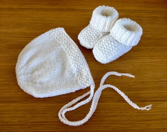 Patrón de tejido para recién nacidos: Conjunto de botitas y gorro para bebé (PDF, punto semilla, para principiantes de 0 a 3 y de 3 a 6 meses). Patrón fácil de seguir (EN INGLÉS). Descargar.