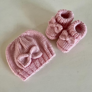 Patrón de punto para recién nacidos: Patucos y gorro con lazo para bebé (PDF, 0-3 y 3-6 meses). Patrón fácil de seguir para principiantes (en inglés). Descargar calcetines.