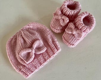 Newborn Knitting Pattern Baby Bow Booties And Beanie Hat Set PDF 0-3 & 3-6 Months Beginner Easy to Follow Pattern In ENGLISH Download Socks