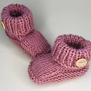 PDF Strickanleitung Baby Booties Traditionelles leicht zu befolgendes Reihe-für-Reihe Strickmuster Auf ENGLISCH Anfänger Knitter DK Garn 0-3 & 3-6 Monate